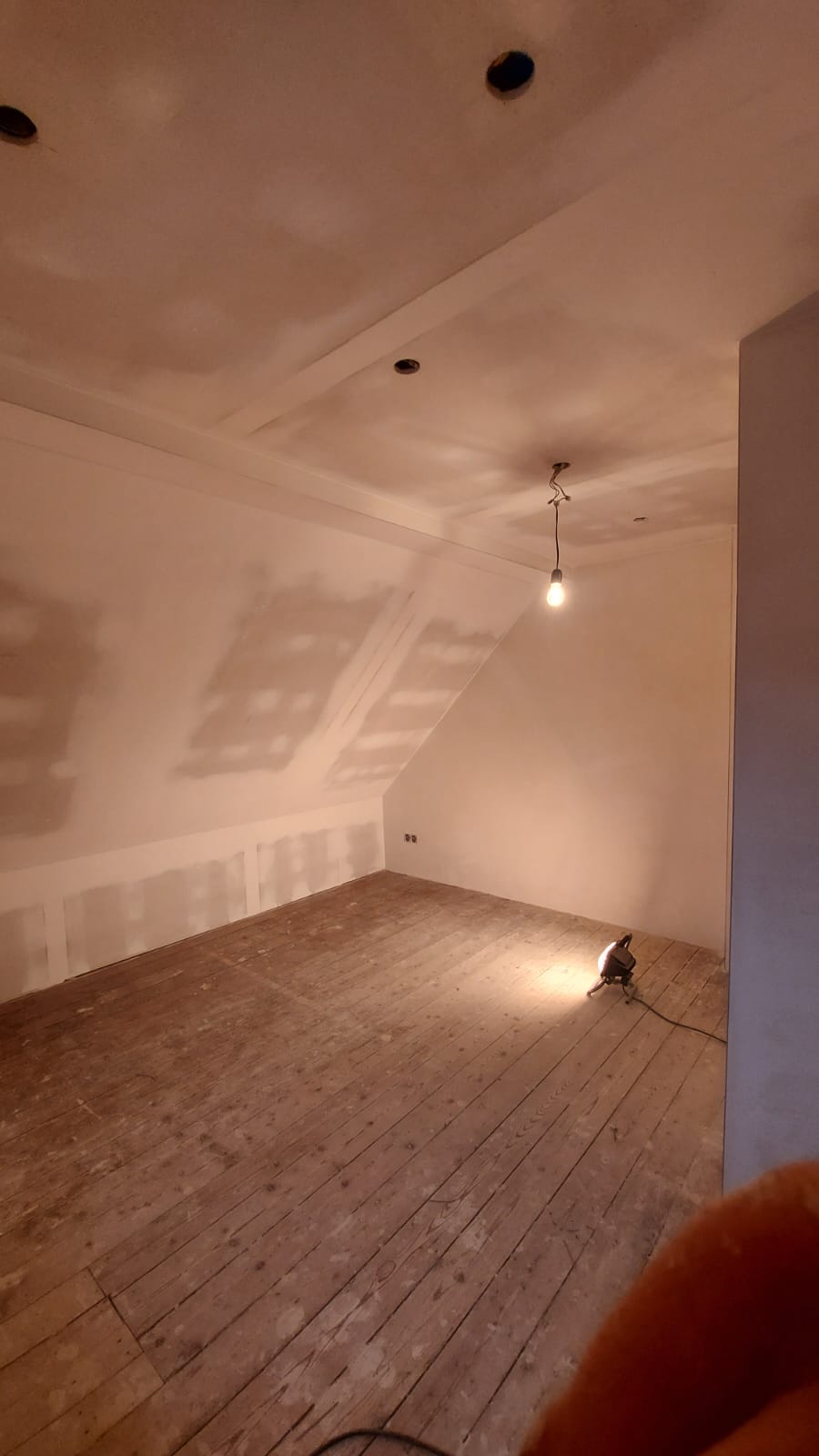 Trockenbau und Spachtelarbeiten — fertige Decke